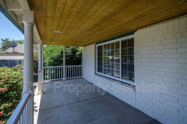 Foto del edificio - 485 Meadowbrook Dr