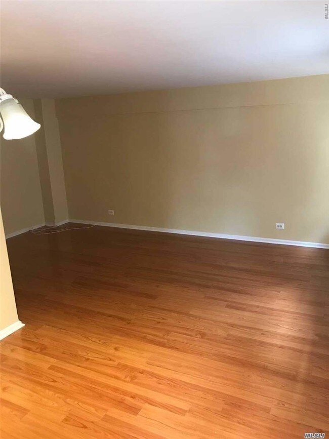 Foto del edificio - 118-60 Metropolitan Ave