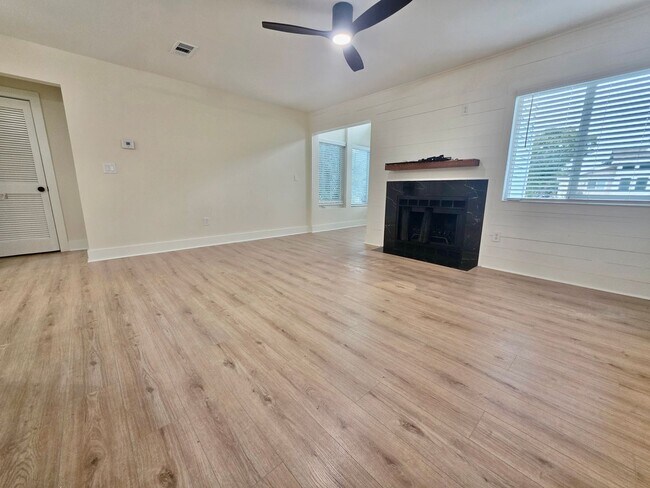Foto del edificio - Newly renovated 2 bedroom + flex space in ...