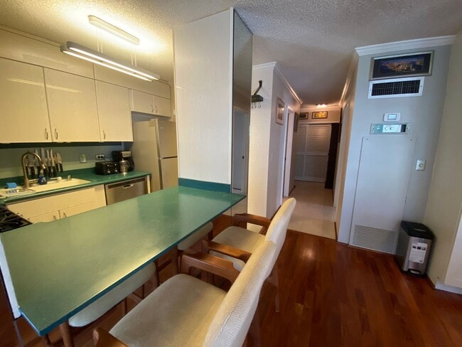 Building Photo - 2215 Aloha Dr