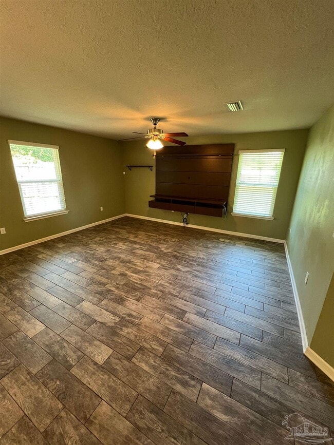 Foto del edificio - 137 Creekview Dr