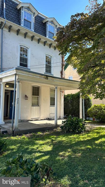 Building Photo - 525 Leverington Ave