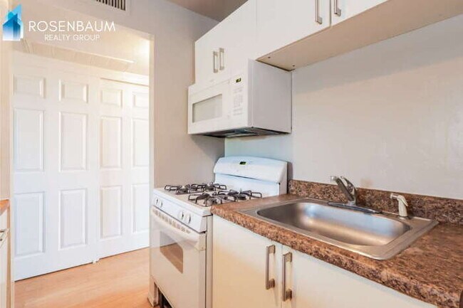 Foto del edificio - 770 N Dodge Blvd