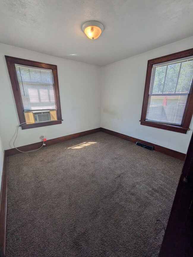 Building Photo - Inviting 2 bed/1 bath house
