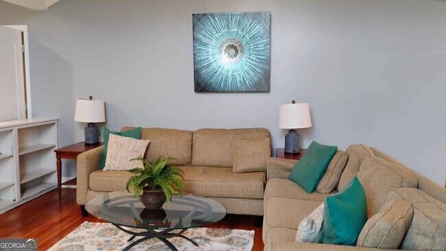 Foto del edificio - 2277 Overton Rd