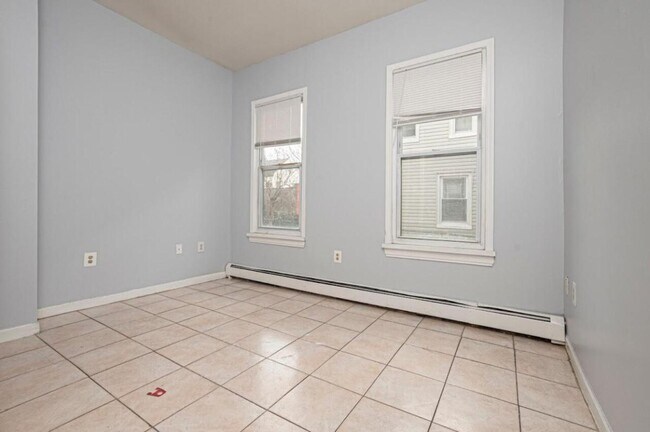 Foto del edificio - Well-lighted 3 Bedroom 1 Bathroom Apartment