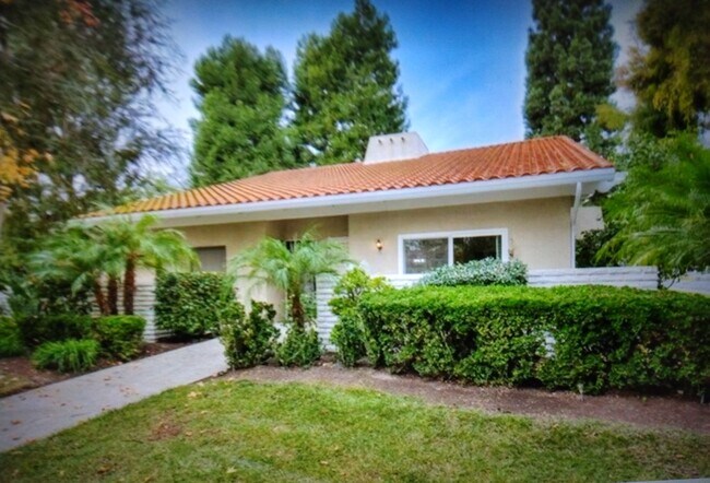 Building Photo - 916 Avenida Majorca