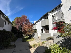 Building Photo - 8742 Villa La Jolla Dr