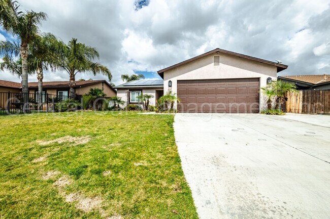 Foto del edificio - 4 Bedroom/2 Bath Home with Paid Solar - $2...