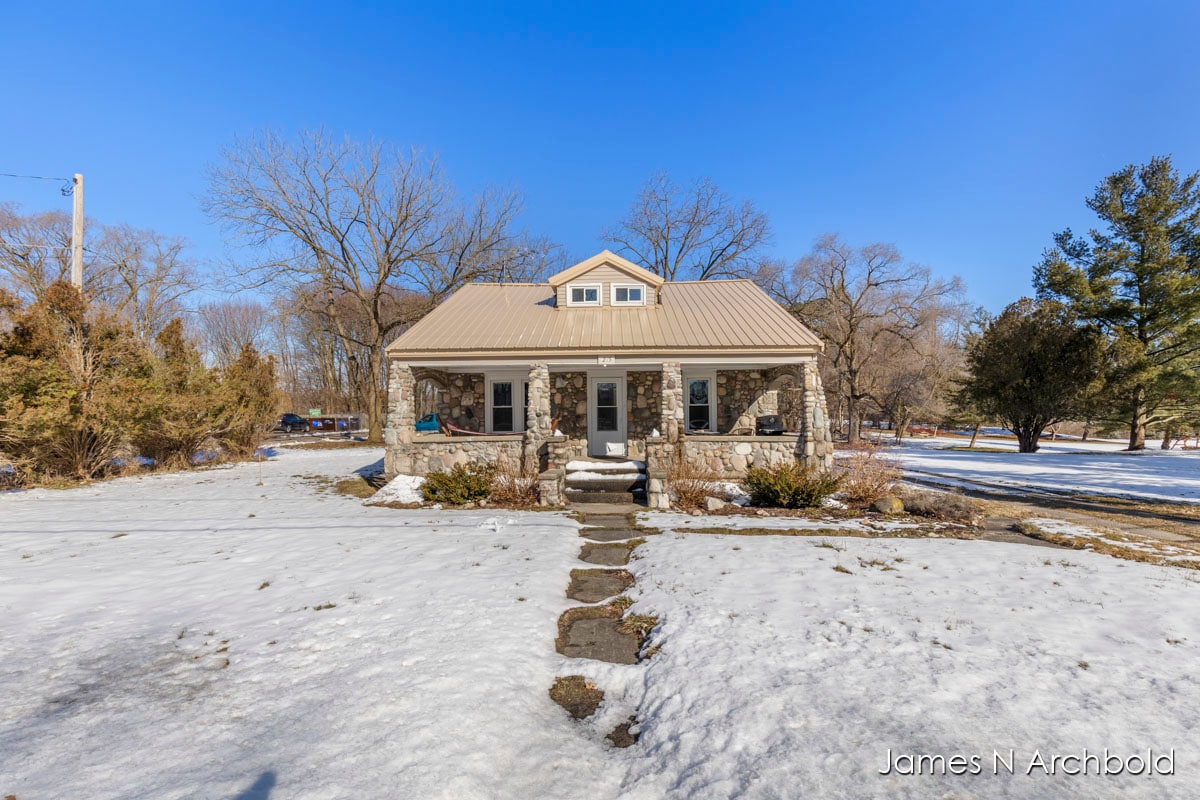 Primary Photo - 215 E State Rd