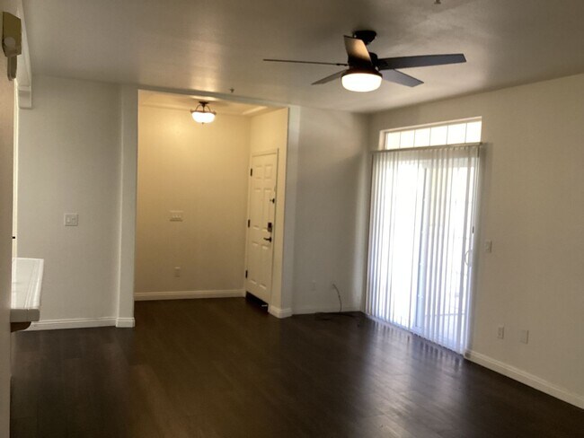 Building Photo - Updated Centrally Located Oak Creek Villas...