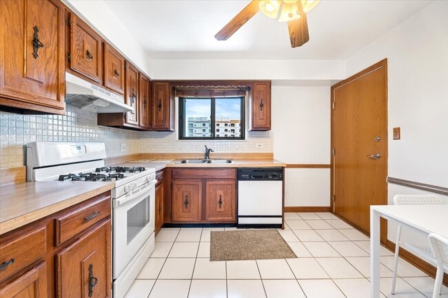 Foto del edificio - 922 W Irving Park Rd
