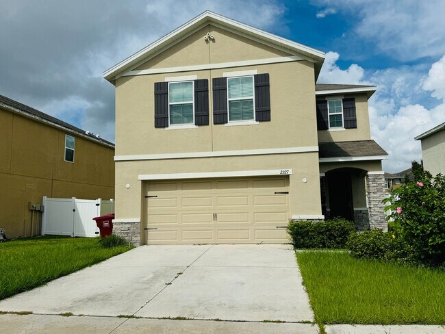 Foto del edificio - Immaculate 4 BR / 2.5 BA in Wonderful Comm...