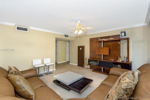 Building Photo - 1000 Parkview Dr