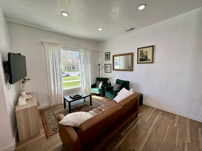 Photo - 566 W 300 N House