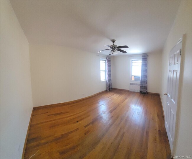 Foto del edificio - 63-60 102nd St