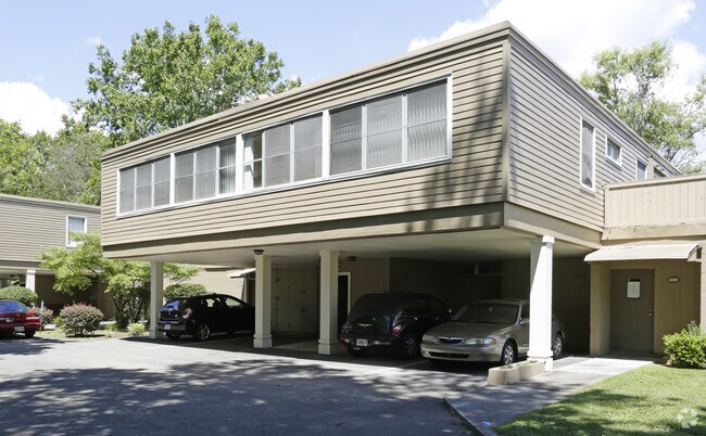 Área de estacionamiento - Rolling Hills Apartment Homes