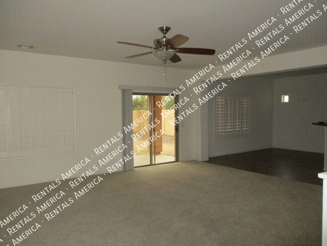 Foto del edificio - 17641 W Young St