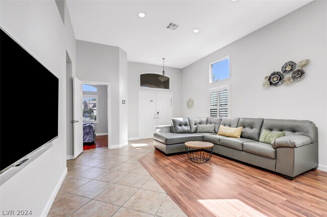 Foto del edificio - 7855 Windward Rd