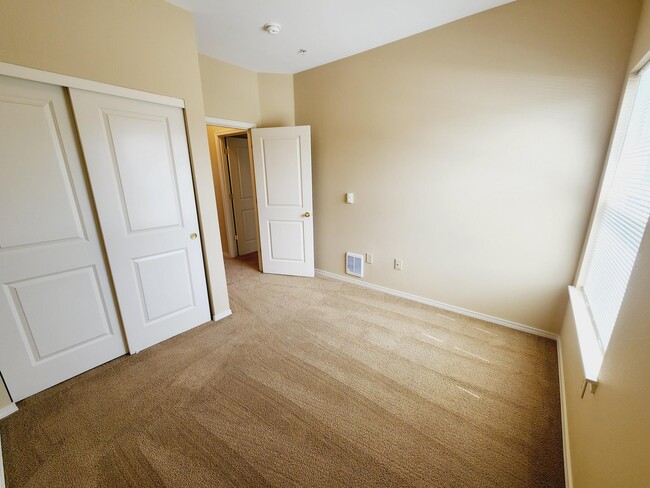 Building Photo - Lakeside Apartments