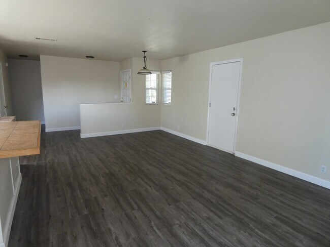 Foto del edificio - 4 bedroom, 2 bathroom in Suisun City