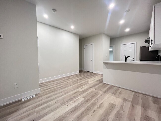 Building Photo - 33 Somerset Ave