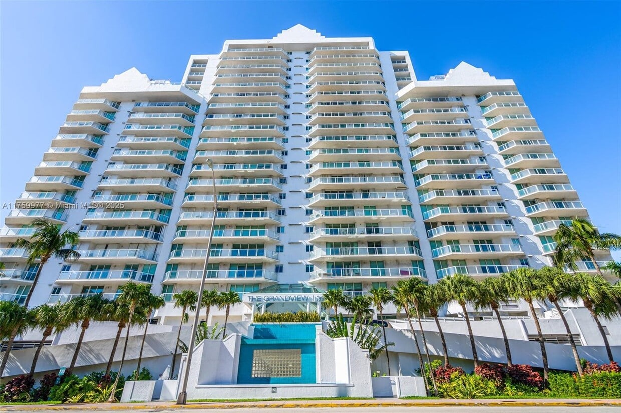 Foto principal - 5900 Collins Ave