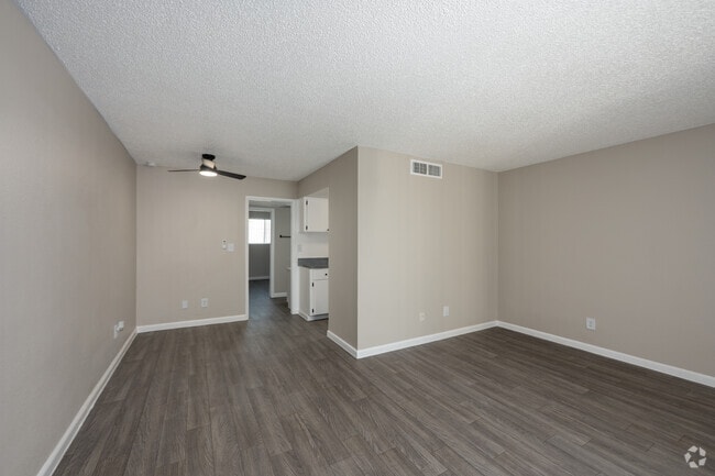 1BR, 1BA - 740SF - Living Room & Dining Area - Maryland Park Apartments