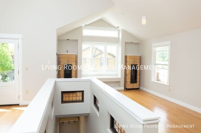 Building Photo - Contemporary Buckman Triplex - Top Floor F...