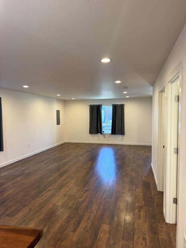 Foto del edificio - 570 NE 55th Ave