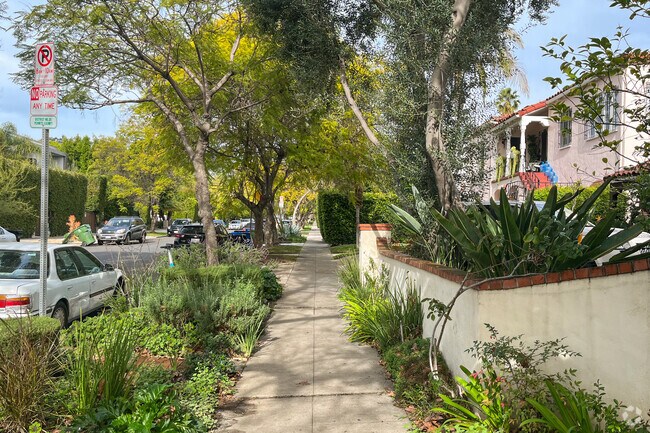 Beverly Grove streets run through residential areas, making getting around easier.