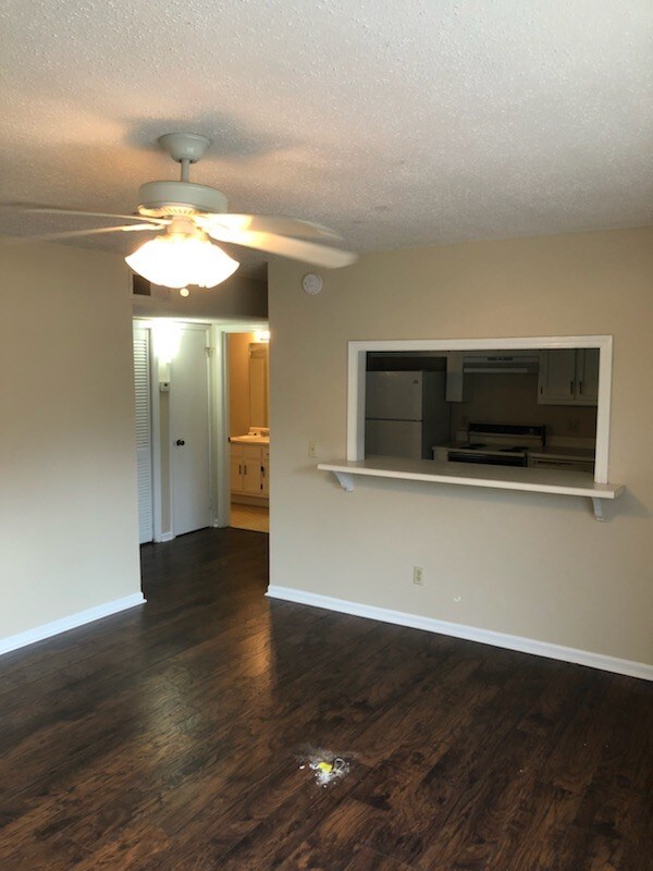 Foto del edificio - 2231 Forest Lake Dr
