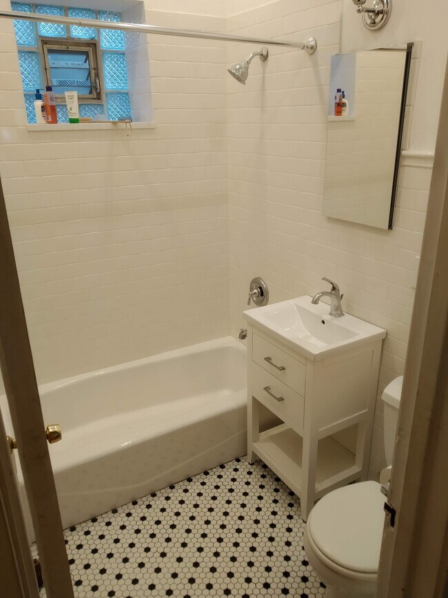 3w bath - 1954 W Berteau Ave