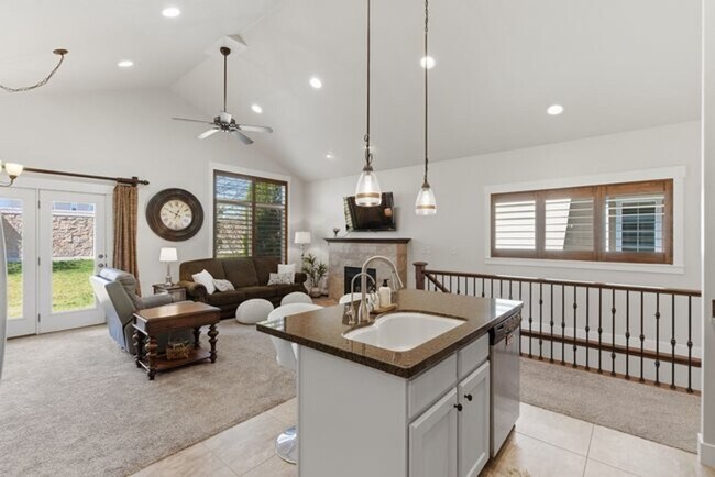 Foto del edificio - Beautiful Riverton Townhome in Gated Community!