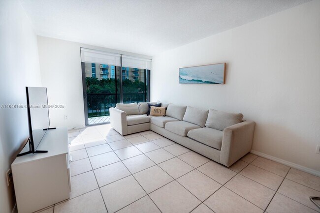 Foto del edificio - 2345 NE 135th St