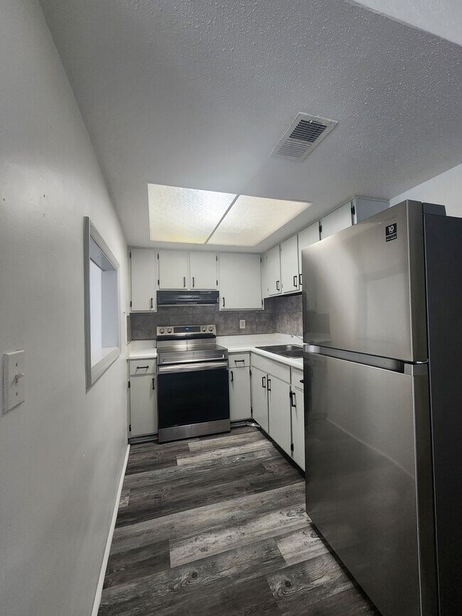 Building Photo - ** LIMITED TIME SPECIAL ** 1 Bedroom / 1 Bathroom Apartment Home