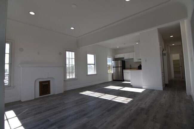 Building Photo - 2837 S Bronson Ave