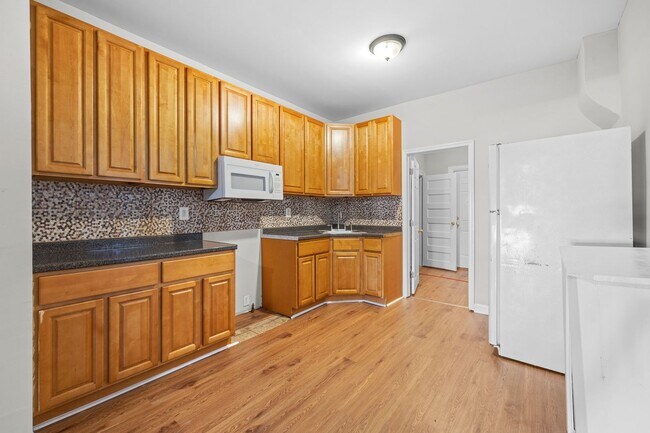 Foto del edificio - ???Large 4 bedroom & 1.5 baths home locate...