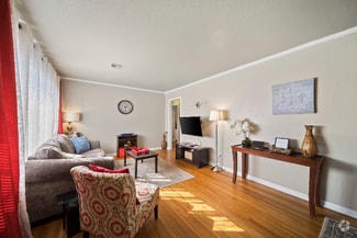 Building Photo - 1206 Oakwood Dr