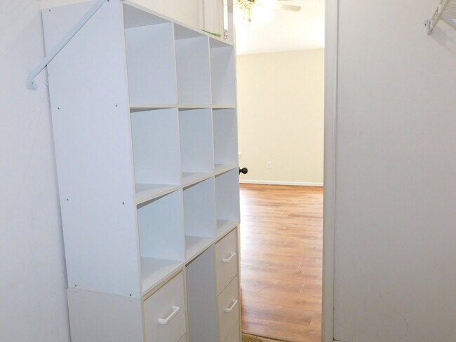 Building Photo - "Spacious 4-Bedroom Gem on Hughart Street with 2.5 Bathrooms and 2108 Sq. Ft. of Comfort!"