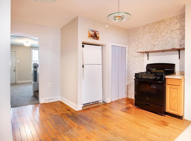 Building Photo - Updated home with fenced in yard