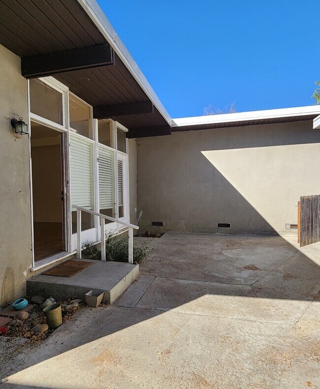 Building Photo - 518 Ferro Ln