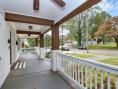 Foto del edificio - 1920 Woodcrest Ave