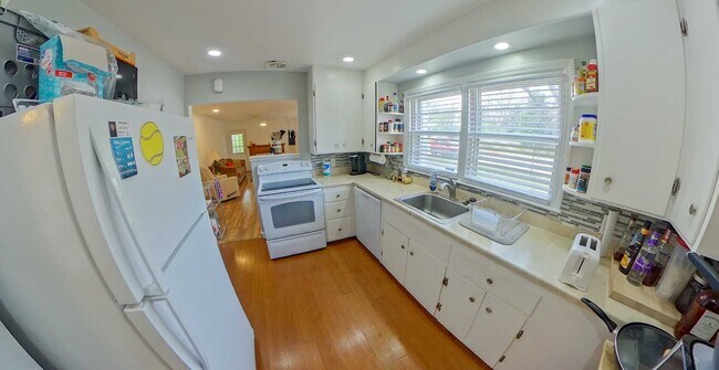Building Photo - HUGE Fenced In Yard + Screened Patio + Hardwood Floors + Washer & Dryer Included! Available June ...