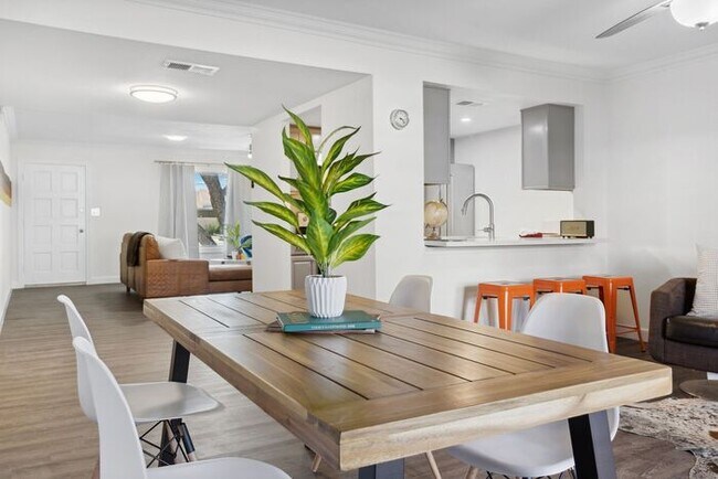 Building Photo - Furnished Optional 3 bed 2 bath Townhome