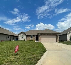 Building Photo - 696 N Montego St