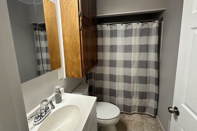 Foto del edificio - 2 - Bedroom House Near Ames High School