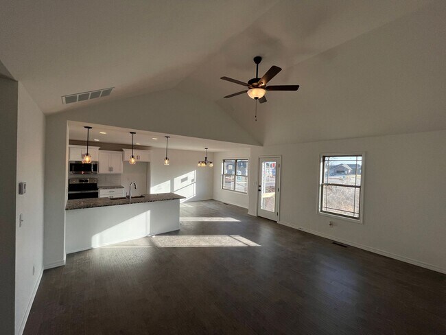 Foto del edificio - Nearly new 3 bed, 3 bath with Springfield ...