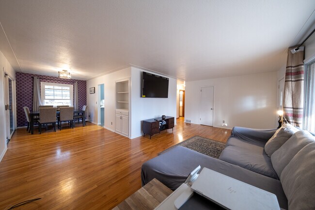 Building Photo - 1712 E 89th St