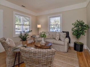 Foto del edificio - Charming Home next to Co-Op